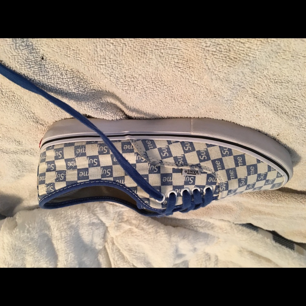 Supreme vans size (10.5) (
authentic)